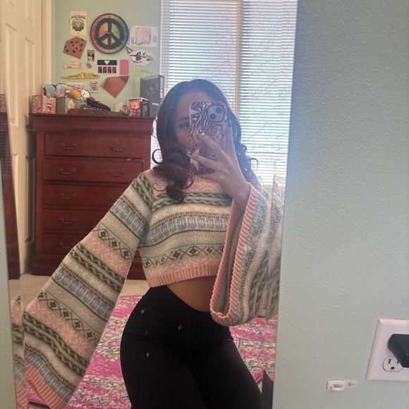 Cozy Multicolor Patterned Sweater - Picture 2 of 3